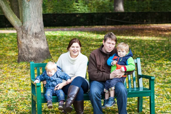 Família de quatro no belo dia de outono — Fotografia de Stock