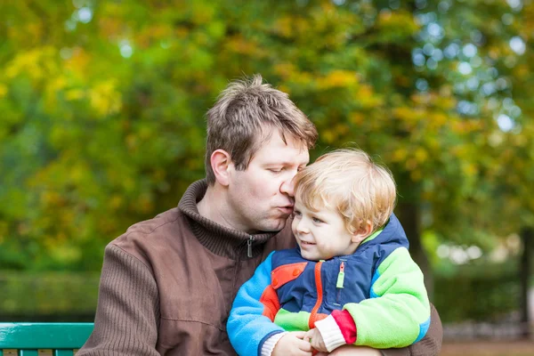 Giovane padre e bambino ragazzo nel parco autunnale — Foto Stock