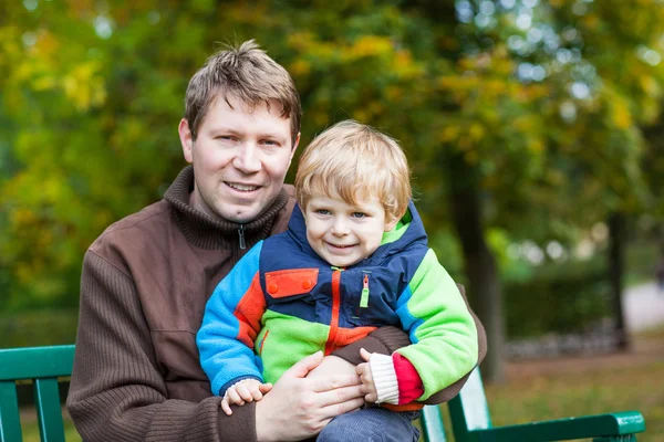 Joven padre y niño en el parque de otoño —  Fotos de Stock