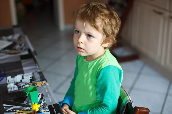 Liten pojke tittar på tv i hemmets kök — Stockfoto