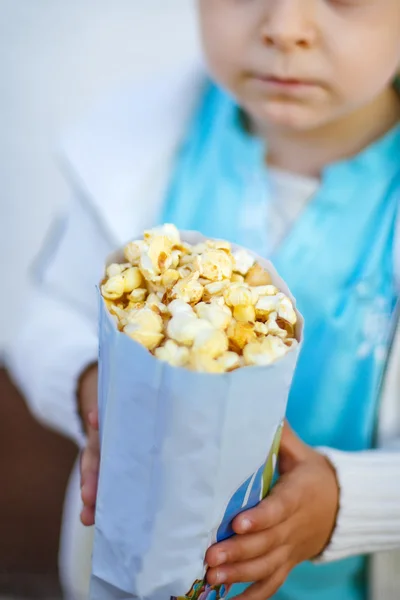 Gelukkig jongetje met popcorn tas — Stockfoto