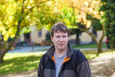 sonbahar güneşli parkta güzel genç adam