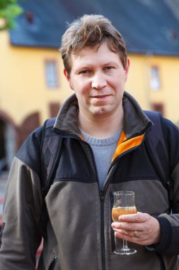 güzel bir genç adam üzüm şarap tadımı