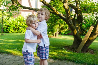 iki küçük kardeş çocuğu ailesinden dışarıda eğleniyor bak