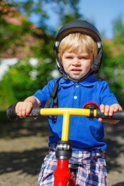 yürümeye başlayan çocuk onun sektörlerine yaz aylarında at binme.