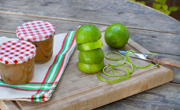 Hausgemachte Limettenmarmelade mit frischen Limetten — Stockfoto