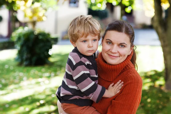 Junge Frau und ihr kleiner Junge — Stockfoto