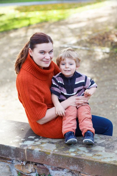 Ung kvinna och hennes lilla barn pojke — Stockfoto