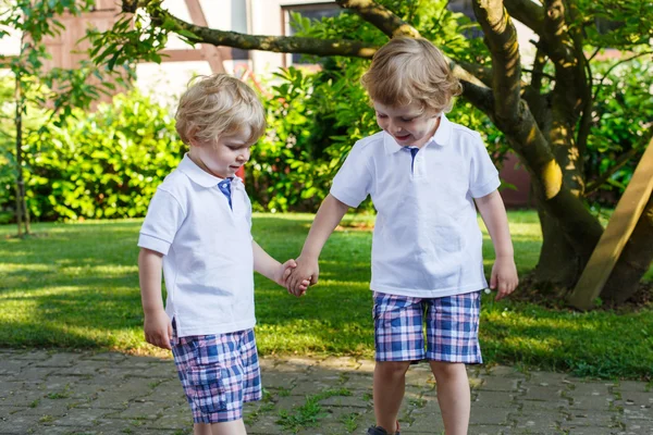 Twee kleine broer of zus jongens plezier in familie buiten kijken — Stockfoto