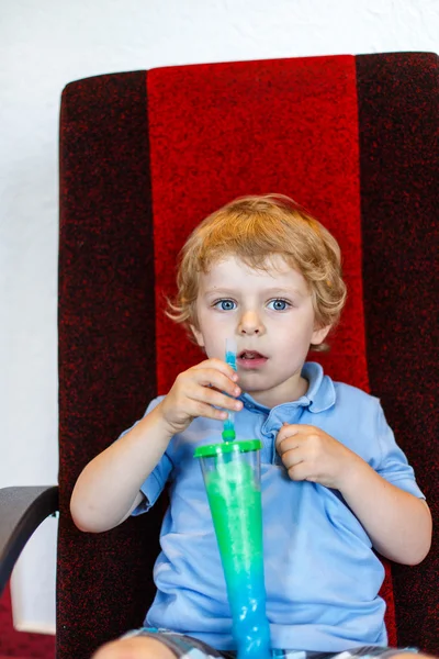 Malý chlapec pití LED barevné zmrazené břečka — Stock fotografie