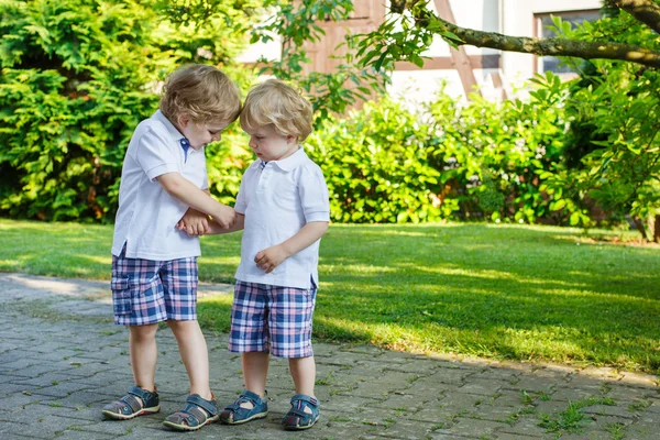 2 つの兄弟の男の子屋外家族で楽しんで見てください。 — ストック写真