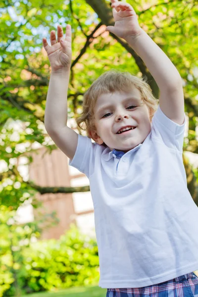 庭で笑って幸せな小さな男の子の肖像画 — ストック写真