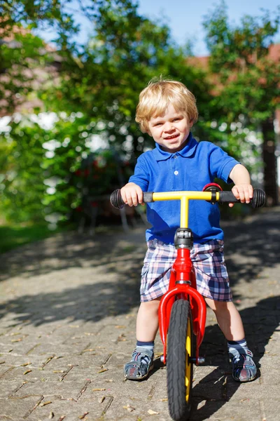 Menino pequeno montando em sua bicicleta no verão — Fotografia de Stock