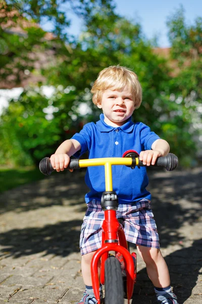 Pequeño niño montado en su bicicleta en verano — Foto de Stock