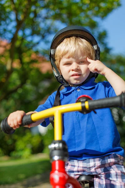 Kleine peuter jongen rijden op zijn fiets in de zomer — Stockfoto