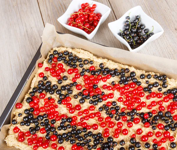 Świeżo wykonane porzeczki czerwone i czarne jagody ciasto — Zdjęcie stockowe