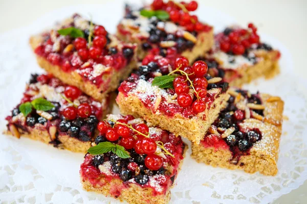 Frisch gebackener Kuchen aus roten und schwarzen Johannisbeeren — Stockfoto