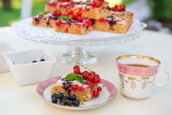 Frisch gebackener Kuchen aus roten und schwarzen Johannisbeeren — Stockfoto