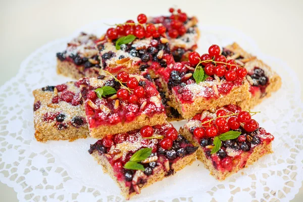 Red and black currant berries with home baked cake on background — Stock Photo, Image