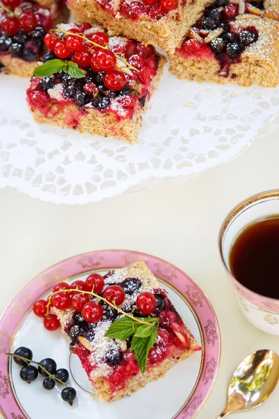 Fresh baked red and black currant berries cake — Stock Photo, Image