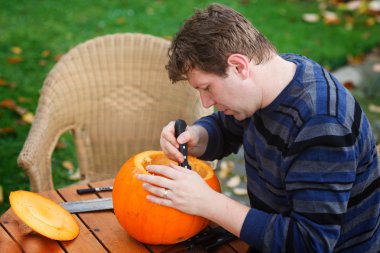 Cadılar Bayramı Balkabağı yapma genç adam