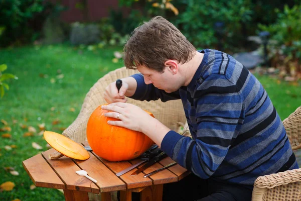 Jovem fazendo abóbora halloween — Fotografia de Stock