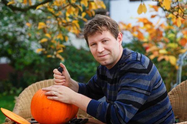 Jonge man die halloween pompoen — Stockfoto