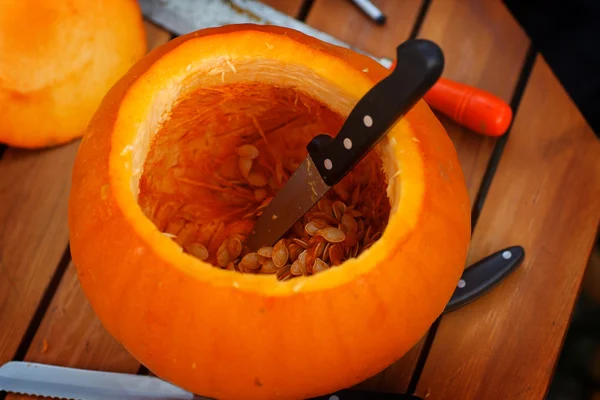 Hueco de una calabaza para preparar linterna de halloween — Foto de Stock