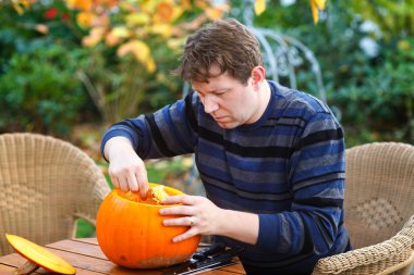 Cadılar Bayramı Balkabağı yapma genç adam