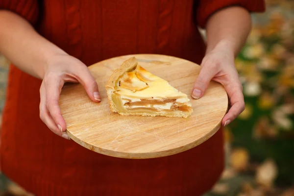 Frisch gebackener Apfelkuchen mit Frauenhänden — Stockfoto