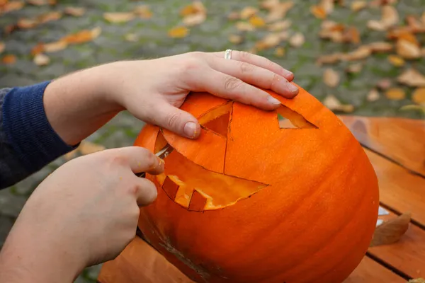 Wydrążenie dyni do przygotowania latarni halloween — Zdjęcie stockowe