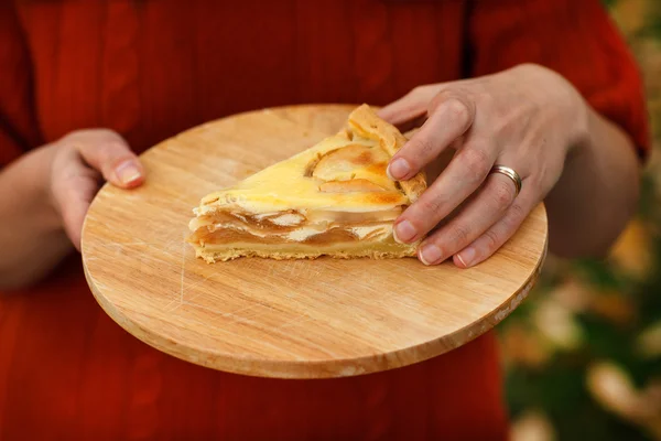 Čerstvě pečený jablečný koláč s rukama žena — Stock fotografie