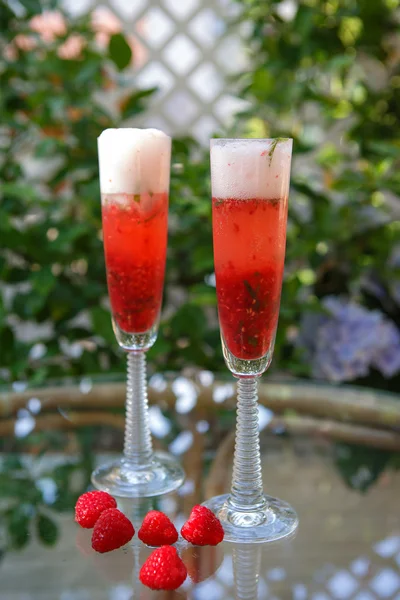 Summer cocktail with champagne and fresh raspberries — Stock Photo, Image