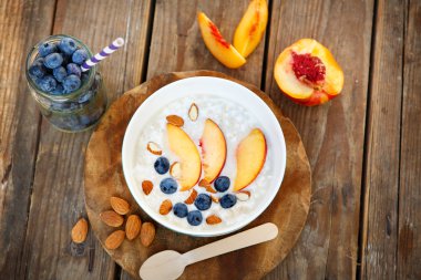 Granola organik taze yaban mersini, nektarin ve badem