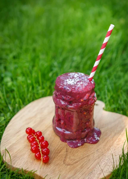 Свежий коктейль с различными ягодами в качестве здорового завтрака — стоковое фото
