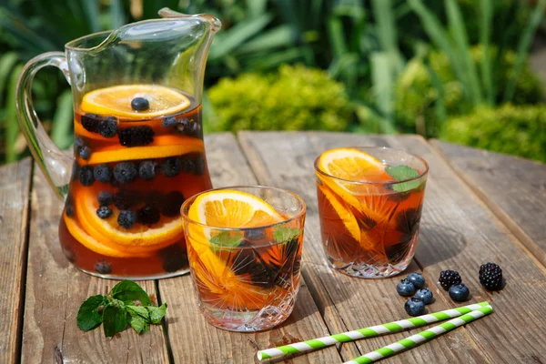 Ягідна сангрія - літній коктейль, прикрашений ягодами, апельсин — стокове фото