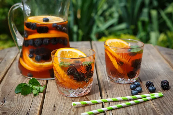 Beerensangria - Sommercocktail, dekoriert mit Beeren, Orange — Stockfoto