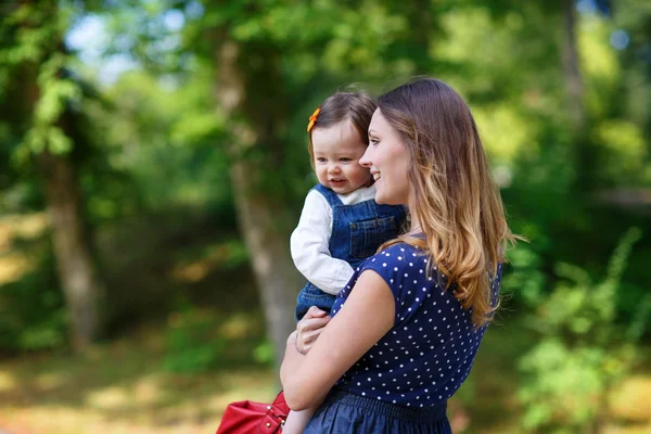 Krásná matka a malá dcera v letním parku — Stock fotografie