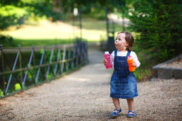 Liten söt baby flicka vandrar i sommaren park — Stockfoto