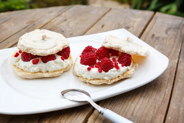 Bolo de pêra recheado com geléia e coberto com merengue branco — Fotografia de Stock