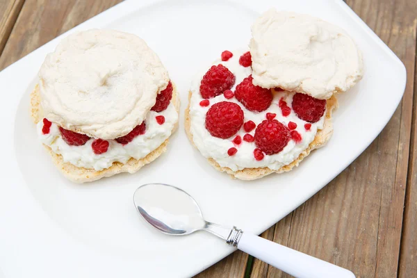 Pastel de pera relleno con mermelada y cubierto con merengue blanco — Foto de Stock