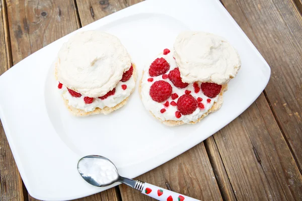 PEAR cake gevuld met jam en bedekt met witte meringue — Stockfoto