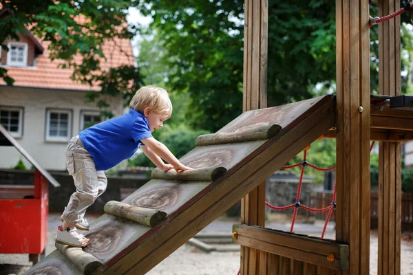 Chlapeček batole sedí na hřišti — Stock fotografie