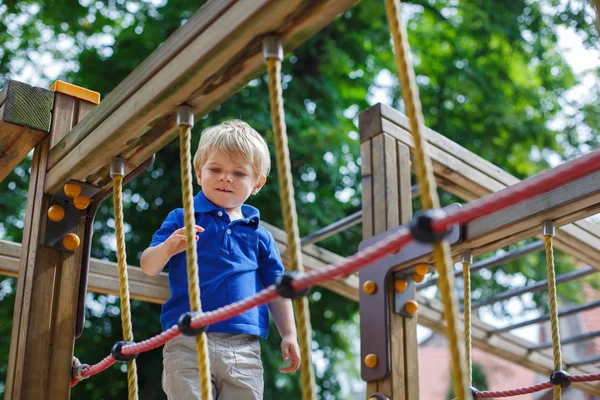 Kleine peuter jongen zittend op Speeltuin — Stockfoto