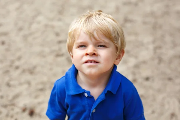 Маленький симпатичный мальчик со светлыми волосами — стоковое фото