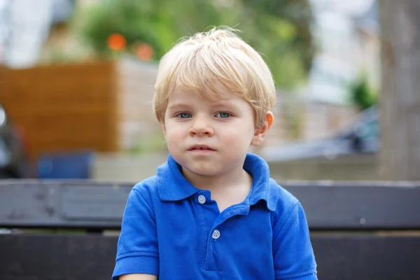 Lilla söta barn pojke med blont hår — Stockfoto