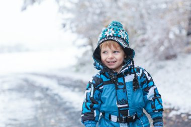 kar kış gününde eğleniyor güzel yürümeye başlayan çocuk