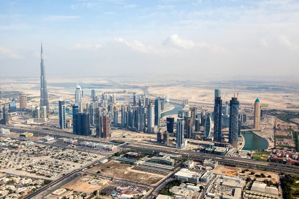 Visa på sheikh zayed road skyskrapor i dubai — Stockfoto