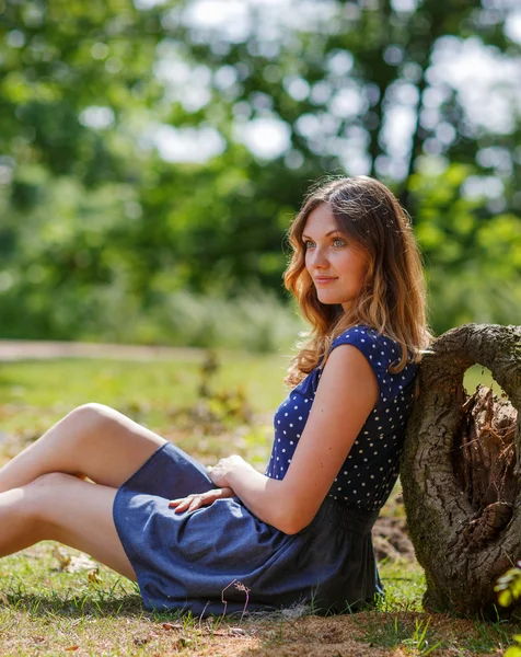 Portrait de jeune belle femme se relaxant dans la forêt d'été — Photo