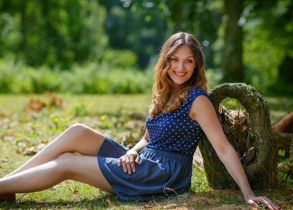 Retrato de jovem bela mulher relaxante na floresta de verão — Fotografia de Stock